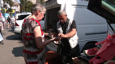 Рівнянка Любов купує кавун у Мамеда Рівнянка Любов купує кавун у Мамеда