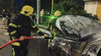Пожежник гасить авто