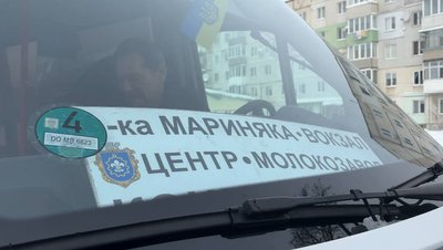 У Бродах курсують лише два мікроавтобуси: як водії громадського транспорту працюють у снігопад У Бродах курсують лише два мікроавтобуси: як водії громадського транспорту працюють у снігопад