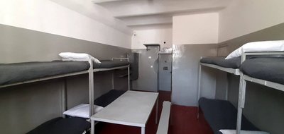 У звичайній камері може перебувати від двох до одинадцяти людей У звичайній камері може перебувати від двох до одинадцяти людей