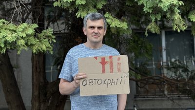 В Ужгороді 28 день поспіль проводять мирну акцію проти відставки ексміністра оборони Федорова В Ужгороді 28 день поспіль проводять мирну акцію проти відставки ексміністра оборони Федорова