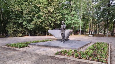 У вінницькому парку тимчасово встановили пам'ятник Леонтовичу з Покровська У вінницькому парку тимчасово встановили пам'ятник Леонтовичу з Покровська