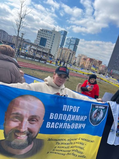 Буковинка Ольга Пірог їздить на акції підтримки полонених українських військових закордон Буковинка Ольга Пірог їздить на акції підтримки полонених українських військових закордон