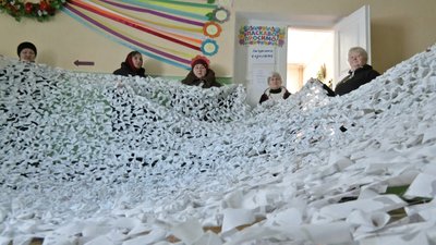 "Совість тягне сюди": у сільській бібліотеці на Волині волонтерки плетуть маскувальні сітки