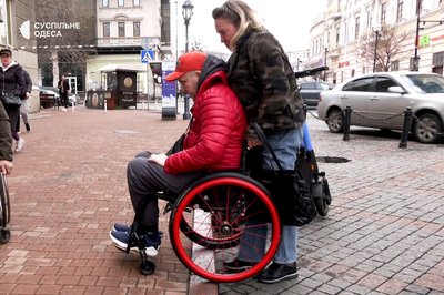 Безбар'єрна екскурсія в центрі Одеси: як перевіряли доступність міста для людей з інвалідністю Безбар'єрна екскурсія в центрі Одеси: як перевіряли доступність міста для людей з інвалідністю