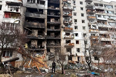 "З третього поверху вся сім'я падала, чоловік помер": у Вишгороді після влучання дронів у будинку вигоріло 6 поверхів "З третього поверху вся сім'я падала, чоловік помер": у Вишгороді після влучання дронів у будинку вигоріло 6 поверхів