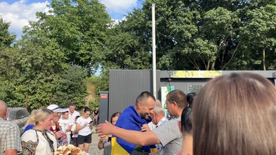 Провів у полоні 27 місяців: військового Назара Столярчука зустріли у Шпанівській громаді на Рівненщині