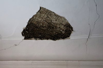 В Одеському археологічному музеї обвалилася стеля після атак РФ В Одеському археологічному музеї обвалилася стеля після атак РФ