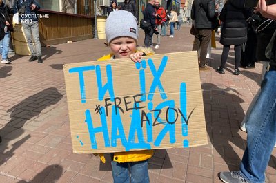 "Вони чекають щомити на волю": у Києві відбулася акція "Не мовчи, полон вбиває" "Вони чекають щомити на волю": у Києві відбулася акція "Не мовчи, полон вбиває"