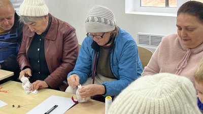 Відвідувачки Центру життєстійкості у Циркунах виготовляють ляльку-мотанку Відвідувачки Центру життєстійкості у Циркунах виготовляють ляльку-мотанку