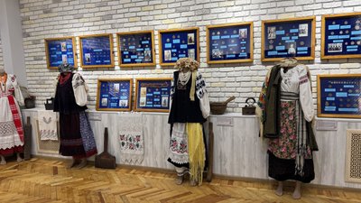 Колекція вишитих сорочок та строїв переселенки з Бахмута Світлани Кравченко Дніпропетровська область 14 листопада 2025 рік Колекція вишитих сорочок та строїв переселенки з Бахмута Світлани Кравченко Дніпропетровська область 14 листопада 2025 рік