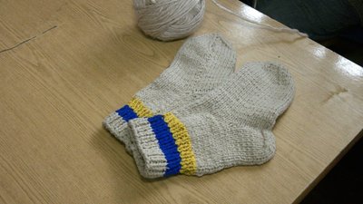 На Вінниччині волонтери шиють для оборонців подушки-бублики, килимки та шкарпетки На Вінниччині волонтери шиють для оборонців подушки-бублики, килимки та шкарпетки