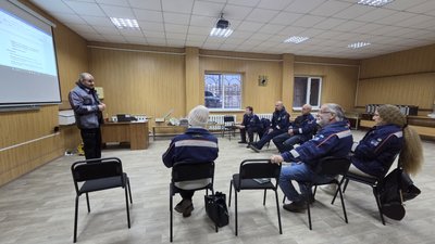 Люди під час навчання на курсах