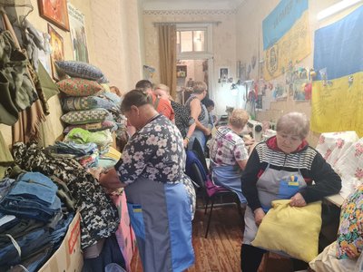 Потрібні тканина і нитки: "Бабусин батальйон" у Житомирі шиє білизну для військових Потрібні тканина і нитки: "Бабусин батальйон" у Житомирі шиє білизну для військових