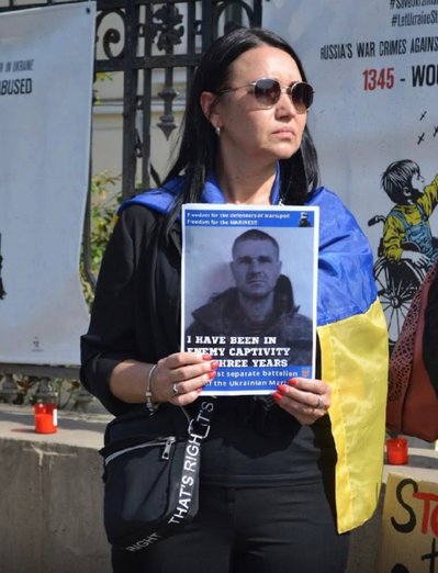 Після понад чотирьох років полону додому повернувся військовий Андрій Перепадя Після понад чотирьох років полону додому повернувся військовий Андрій Перепадя