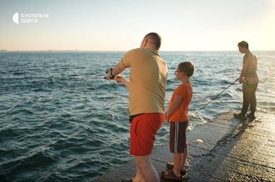 «Сонце встає, а ми ловимо рибу»: ранкова риболовля на одеському Ланжероні «Сонце встає, а ми ловимо рибу»: ранкова риболовля на одеському Ланжероні