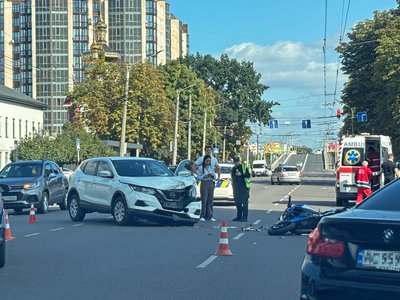 На Рівненській у Луцьку водійка збила мотоцикліста: чоловік у лікарні На Рівненській у Луцьку водійка збила мотоцикліста: чоловік у лікарні