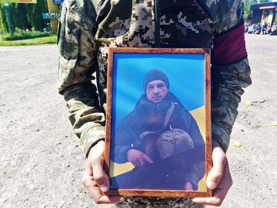 У селищі на Волині попрощалися з 36-річним військовим Володимиром Козіним У селищі на Волині попрощалися з 36-річним військовим Володимиром Козіним
