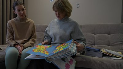 “Хочу розповідати про Україну”
Як 11-річна Ніколь розповідає малюнками про Україну і допомагає ЗСУ “Хочу розповідати про Україну”
Як 11-річна Ніколь розповідає малюнками про Україну і допомагає ЗСУ