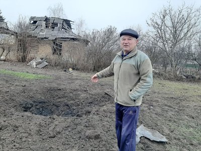 Житель Старокостянтинівської громади Анатолій Загоруйко показує наслідки нічної "шахедної" атаки Житель Старокостянтинівської громади Анатолій Загоруйко показує наслідки нічної "шахедної" атаки