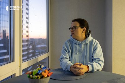 Катерина в своїй квартирі у Києві, 31 січня 2026 року. На початку року її поклали у пологовому "на збереження". У ніч, коли росіяни обстрілювали столицю балістичними ракетами, у Катерини відійшли води. Дитина народилась раніше строку Катерина в своїй квартирі у Києві, 31 січня 2026 року. На початку року її поклали у пологовому "на збереження". У ніч, коли росіяни обстрілювали столицю балістичними ракетами, у Катерини відійшли води. Дитина народилась раніше строку
