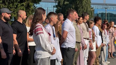 Під час заходу полеглих українців вшанували хвилиною мовчання Під час заходу полеглих українців вшанували хвилиною мовчання