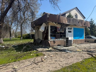 Торговельний павільйон у Золочеві, який був пошкоджений внаслідок падіння російського БпЛА, 3 травня 2026 року Торговельний павільйон у Золочеві, який був пошкоджений внаслідок падіння російського БпЛА, 3 травня 2026 року