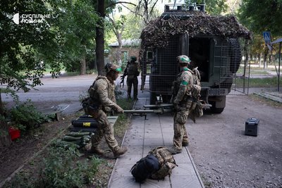 Військові спецпідрозділу "Омега" грузять майно та зброю в рошель на точці евакуації у Родинському Військові спецпідрозділу "Омега" грузять майно та зброю в рошель на точці евакуації у Родинському
