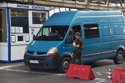 Митна перевірка на автомобільному пункті пропуску "Краківець-Корчова" у Львівській області, 29 серпня 2019 року Митна перевірка на автомобільному пункті пропуску "Краківець-Корчова" у Львівській області, 29 серпня 2019 року