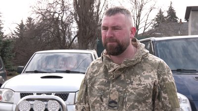 Фінські волонтери у Луцьку передали 8 авто військовим на фронт — військовослужбовець Олесь Середович Фінські волонтери у Луцьку передали 8 авто військовим на фронт — військовослужбовець Олесь Середович