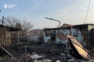 Стовп диму, пошкоджений будинок та вибиті вікна: фото наслідків атаки на Одесу 10 березня Стовп диму, пошкоджений будинок та вибиті вікна: фото наслідків атаки на Одесу 10 березня