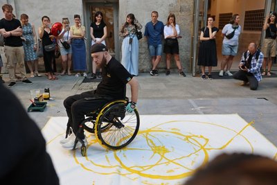 Ветеран створює картини на кріслі колісному Ветеран створює картини на кріслі колісному