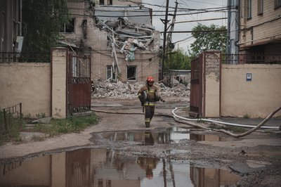 Рятувальник після гасіння пожежі у Харкові, 4 червня 2025 року