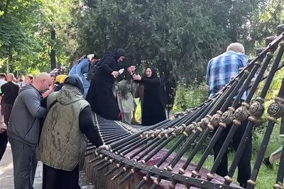 Парафіяни УПЦ зламали огорожу та зайшли на територію Кафедрального собору. Чернівці, 17 червня 2025 Парафіяни УПЦ зламали огорожу та зайшли на територію Кафедрального собору. Чернівці, 17 червня 2025