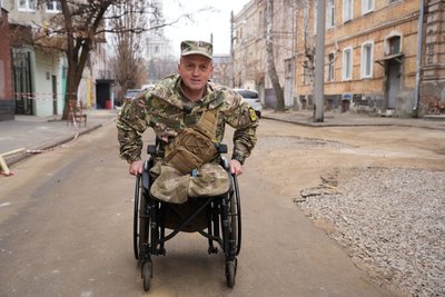 Ветеран з інвалідністю Сергій Кошельніков пересувається на кріслі колісному у Харкові Ветеран з інвалідністю Сергій Кошельніков пересувається на кріслі колісному у Харкові