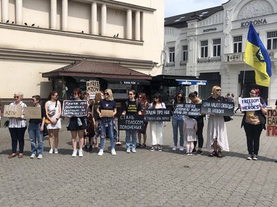 "Полон вбиває": в Ужгороді провели акцію на підтримку полонених