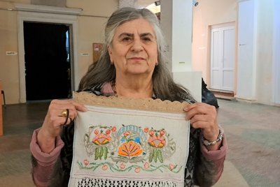 "Пальто кинула, шубу кинула – вишивки взяла". Переселенка з Донеччини в Дніпрі популяризує українську та грецьку вишивку "Пальто кинула, шубу кинула – вишивки взяла". Переселенка з Донеччини в Дніпрі популяризує українську та грецьку вишивку