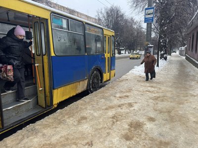 Через ожеледицю у Житомирі на вулицях працюють спецтехніка та бригади ручного посипання Через ожеледицю у Житомирі на вулицях працюють спецтехніка та бригади ручного посипання