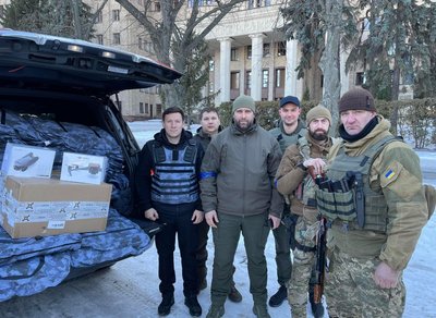 Олег Синєгубов, Олексій Красов, Павло Якименко передають допомогу військовим Олег Синєгубов, Олексій Красов, Павло Якименко передають допомогу військовим