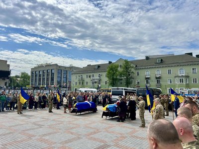 Загинули на Донеччині: з військовими Дмитром Шевельовим та Віктором Романюком попрощалися у Рівному Загинули на Донеччині: з військовими Дмитром Шевельовим та Віктором Романюком попрощалися у Рівному