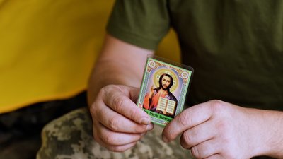 Військовослужбовець 1 стрілецького батальйону 56 ОМПБр Вадим показує свій оберег ікону "Отче наш" Донецька область Військовослужбовець 1 стрілецького батальйону 56 ОМПБр Вадим показує свій оберег ікону "Отче наш" Донецька область