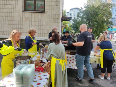 Волонтери, проєкт "Жовтий фартух" Волонтери, проєкт "Жовтий фартух"