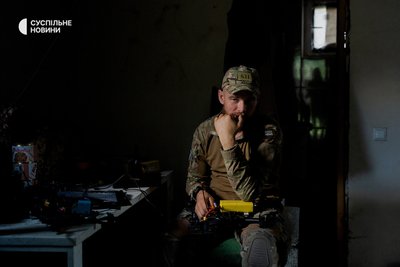Боєць з позивним "Кум" з групи "Гострі картузи" готує FPV-дрони до роботи неподалік Липців Боєць з позивним "Кум" з групи "Гострі картузи" готує FPV-дрони до роботи неподалік Липців