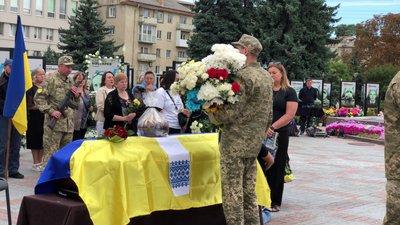 Із військовим Володимиром Шеретюком попрощались на майдані Незалежності у Рівному Із військовим Володимиром Шеретюком попрощались на майдані Незалежності у Рівному