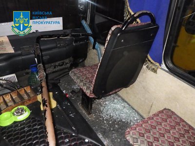 Посварився з водієм: у Києві чоловік кинув пляшку у вікно маршрутки і травмував дитину Посварився з водієм: у Києві чоловік кинув пляшку у вікно маршрутки і травмував дитину