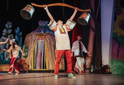 Новорічна казка-мюзикл "Ніч Чудасії": у Житомирському драмтеатрі показали прем’єру для дітей Новорічна казка-мюзикл "Ніч Чудасії": у Житомирському драмтеатрі показали прем’єру для дітей