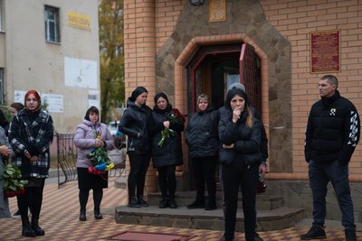 У Сумах провели в останню путь захисника Сергія Супруна У Сумах провели в останню путь захисника Сергія Супруна