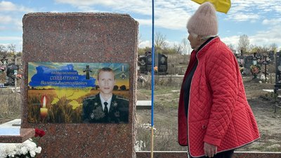 Лариса мати загиблого прикордонника Валерія Солдатенка на кладовищі біля могили сина Вільногірськ Дніпропетровська область 1 листопада 2025 рік