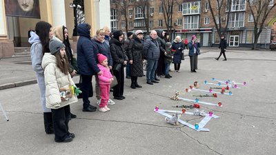 Роковини авіаудару РФ по драмтеатру в Маріуполі: у Полтаві вшанували загиблих Роковини авіаудару РФ по драмтеатру в Маріуполі: у Полтаві вшанували загиблих