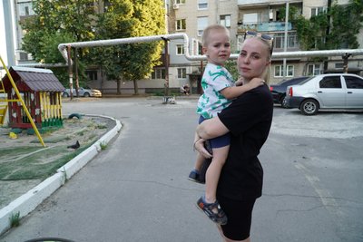 Пробита голова, садна та забій грудної клітини. У Дніпрі дворічний хлопчик провалився в триметровий люк у дворі Пробита голова, садна та забій грудної клітини. У Дніпрі дворічний хлопчик провалився в триметровий люк у дворі